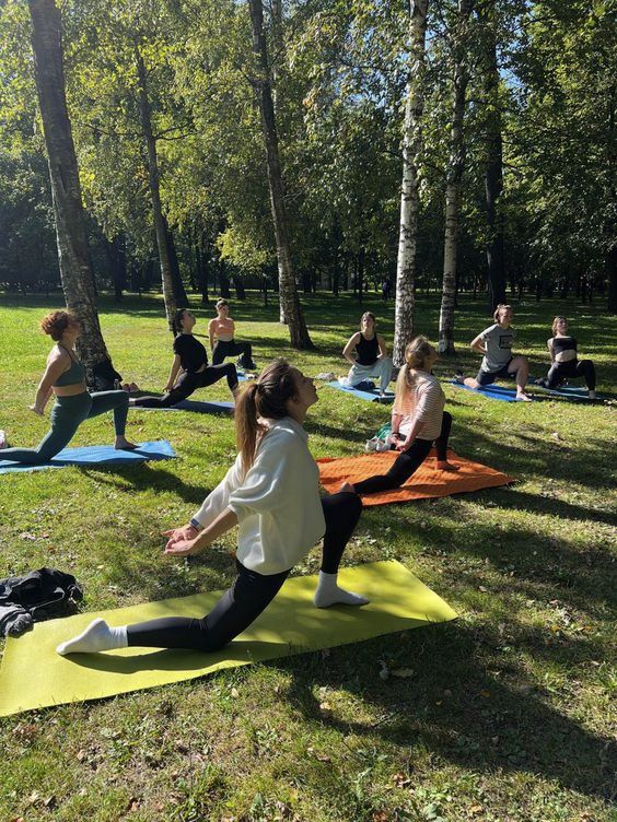 Joogatund värskes õhus koos grupiga.